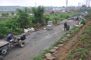 Công ty CP BĐS An Thịnh đang triển khai thi công tuyến đường dân sinh vào thôn Hòa Vinh dài trên 1 km.